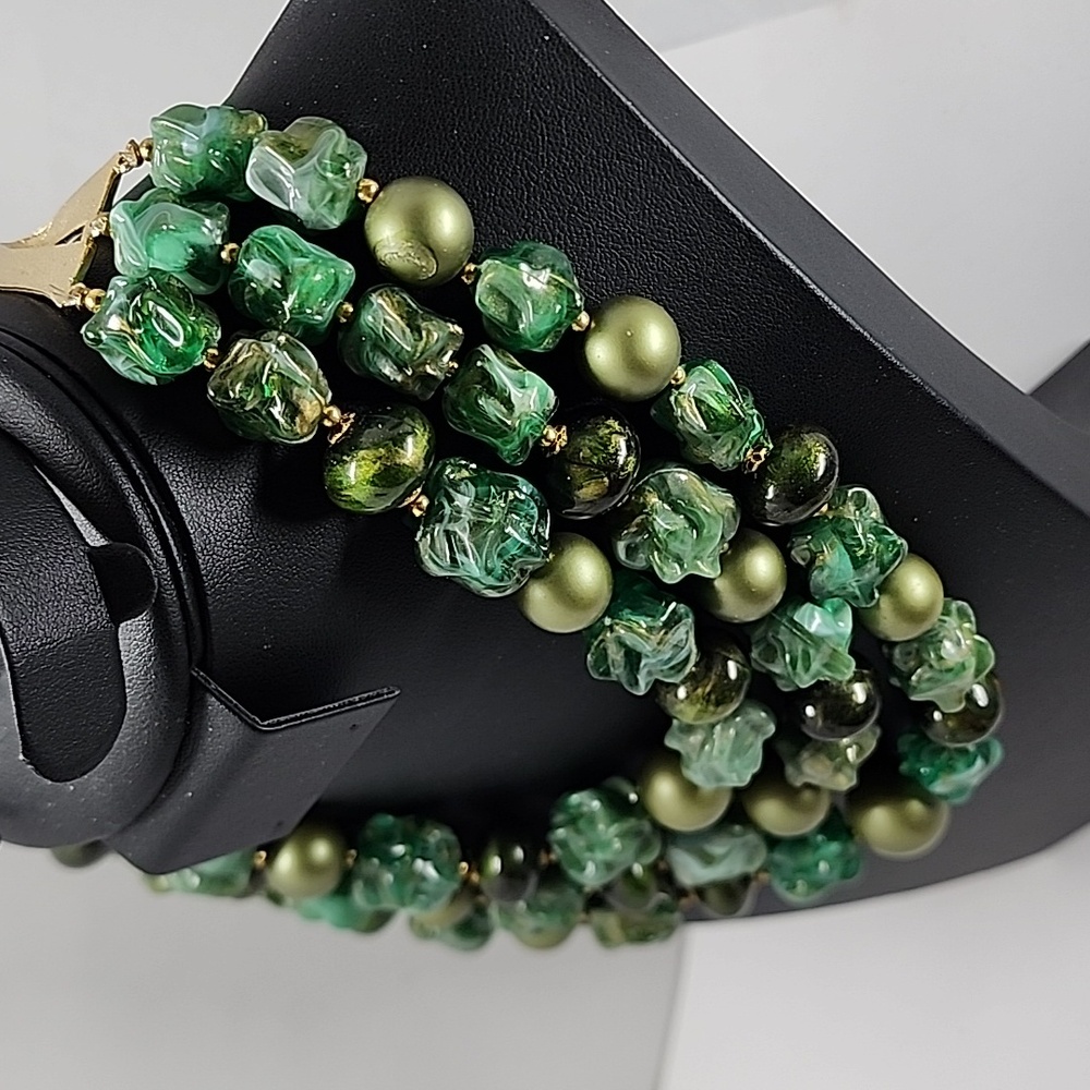 Vintage Elegant Green Beaded Necklace - Picture 5 of 9